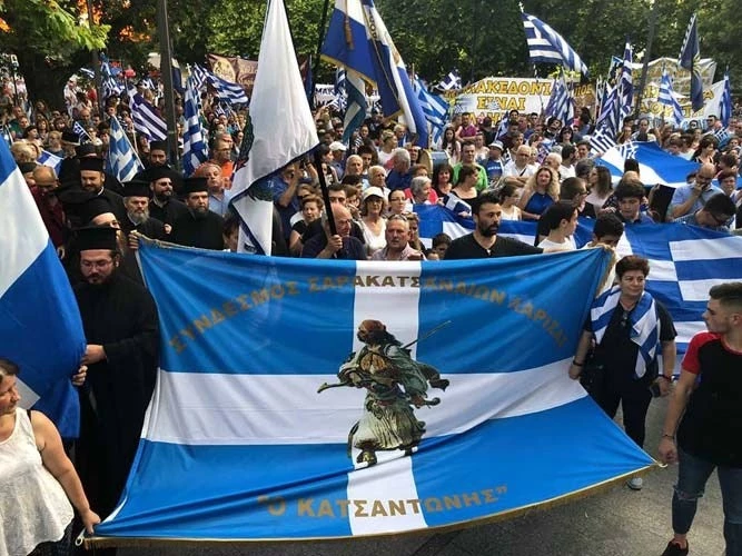 «Βούλιαξαν» οι πλατείες – Δεκάδες Ελληνες βροντοφώναξαν: «Κάτω τα χέρια από τη Μακεδονία» – Αποδοκιμασίες για Τσίπρα και Κοτζιά
